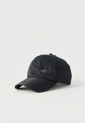 Casquette de baseball noire avec une visière incurvée et un petit badge en métal portant l'inscription "Replay" sur le panneau avant, affichée sur un fond clair uni.