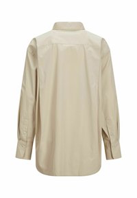 Camicia beige a maniche lunghe con colletto classico, polsini con bottoni e una superficie di tessuto liscia con orlo leggermente arrotondato sul retro.