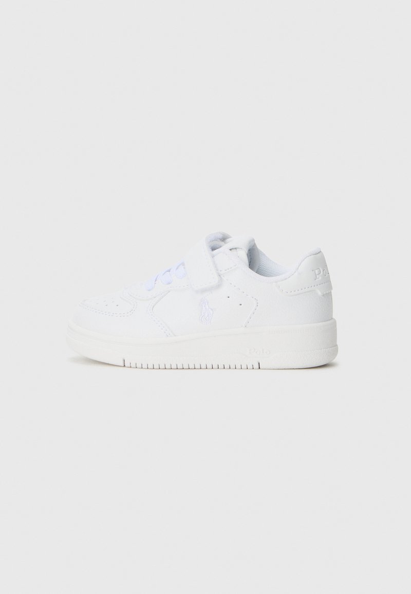Witte sneaker met een soepel leren bovenwerk, ronde neus, veters en klittenbandsluiting, gestructureerde rubberen zool en logo aan de zijkant en op de hiel.