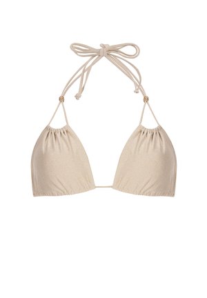 Beżowy trójkątny biustonosz bikini z regulowanymi trokami na szyję, marszczoną teksturą, metalicznymi akcentami i minimalistycznym wzornictwem. Gładka tkanina.
