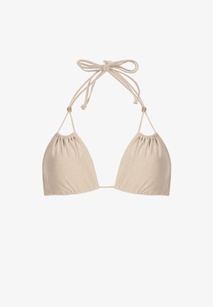Beżowy trójkątny biustonosz bikini z regulowanymi trokami na szyję, marszczoną teksturą, metalicznymi akcentami i minimalistycznym wzornictwem. Gładka tkanina.