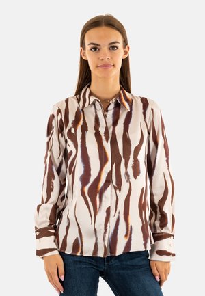 Camicia a maniche lunghe beige con strisce astratte marroni e blu, realizzata in tessuto morbido, dotata di colletto e polsini con bottoni.
