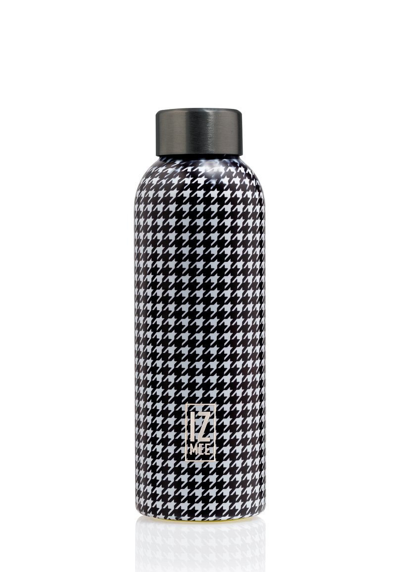 Nerezová fľaša na vodu so vzorom houndstooth v čierno-bielej kombinácii, so strieborným kovovým skrutkovacím uzáverom, na spodnej strane s logom.