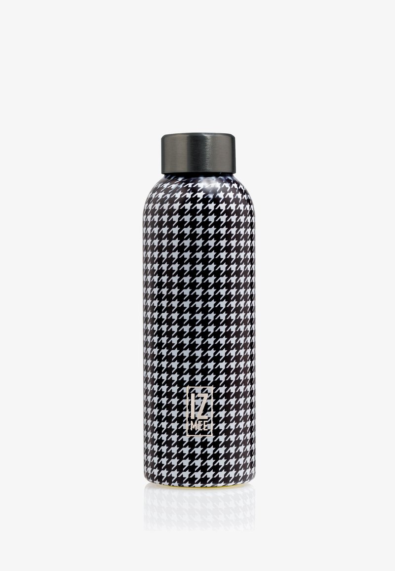 Sorte og hvide houndstooth-mønstret vandflaske i rustfrit stål med en sølvmetalisk skruelåg, der har et logo i bunden.