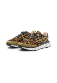 Leopardenmuster Sneaker aus einer Kombination von dunkelbraunem und olivgrünem Wildleder. Schwarze Schnürsenkel und ein beiges Innenfutter. Strukturierte Laufsohle mit Markenlogos.