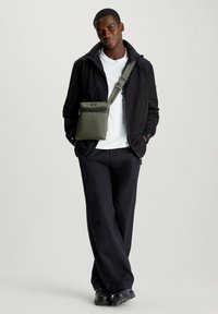 Calvin Klein FLAT - Borsa a tracolla - dark olive