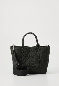 Czarna pikowana torebka z kwiatowym wzorem, podwójnymi uchwytami, odpinanym paskiem na ramię i metką. Miękka w dotyku, kompaktowy, pudełkowaty kształt.