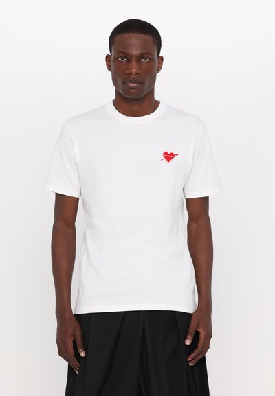 T-shirt en coton blanc avec un petit graphique d'un cœur rouge et le texte "THE END" accompagné d'une flèche, encolure ronde et manches courtes.