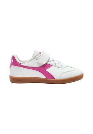 Scarpa da ginnastica bianca con striscia laterale rosa, cinturino in velcro, lacci e suola in gomma color caramello, mostrata dal lato sinistro.