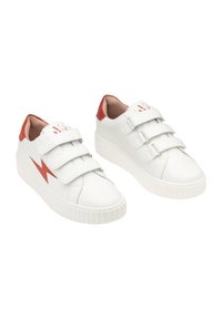 Witte leren sneakers met rode hielaccent, voorzien van drie klittenbandsluitingen en een gestructureerde rubberen zool. Sterontwerp aan de zijkant.
