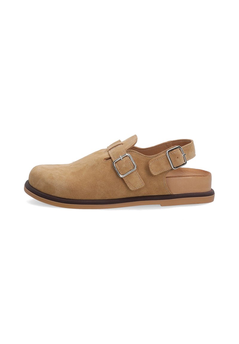 Tan ruskinds slingback sko med rund tå, to justerbare sølvspænder og en flad gummisål. Glat indvendig foring.