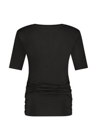 Svart, åtsittande topp i slät tyg med rund halsringning och halvärmar. Har rynkdetaljer på sidorna.