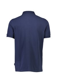 Marinblå polo skjorta i mjuk bomull. Har en klassisk krage, korta ärmar och en rak nederkant med en liten varumärkesetikett på sidan.