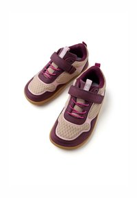 Scarpe sportive con tomaia sintetica rosa e bordeaux, pannelli in mesh e lacci rosa. Presentano una fascia in Velcro e una suola in gomma per la trazione.