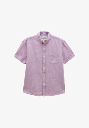 Kurzärmliges lavendelfarbenes kariertes Hemd mit einer Brusttasche, getragen von einer Person vor einem schlichten Hintergrund.