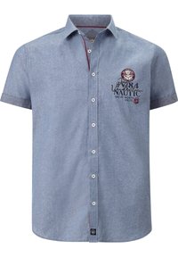 Kurzärmliges blaues Chambray-Hemd mit weißen Knöpfen, roten Akzenten am Kragen und gesticktem maritimen Design auf der Vorderseite.