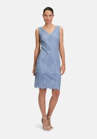 Robe en dentelle bleu clair avec un décolleté en V, sans manches, motif floral, ourlet en forme de vagues et silhouette ajustée.