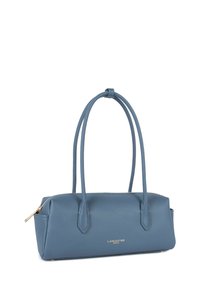 Blaue Lederhandtasche mit zwei langen Trägern, rechteckiger Form, mit einem goldenen Reißverschluss und Logodetail auf der Vorderseite. Glatte Textur.