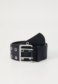 Schwarzer Leder-Gürtel mit silberner Metallschnalle, runden Löchern entlang des Riemens und glatter Textur. Die Schnalle hat ein klassisches Dorn-Design.