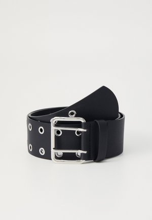 Cinto de couro preto com fivela de metal prateada, buracos circulares ao longo da correia e textura suave. A fivela apresenta um design de pino clássico.