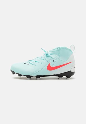 Lichtblauwe voetbalschoenen met een roze Nike swoosh, zwarte buitenzool en witte accenten. Heeft een vetersluiting en een gestructureerde bovenkant.