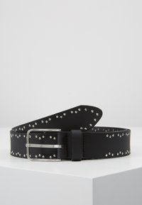 Cinturón de cuero negro con tachuelas plateadas a lo largo, hebilla de metal rectangular y un acabado liso. Diseño clásico con acentos decorativos.