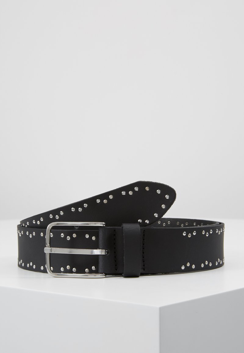 Zwarte leren riem met zilveren studs over de lengte, rechthoekige metalen gesp en een gladde afwerking. Klassiek ontwerp met decoratieve accenten.
