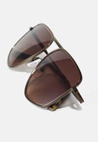 Michael Kors SILVERTON - Sluneční brýle - matte husk/brown gradient