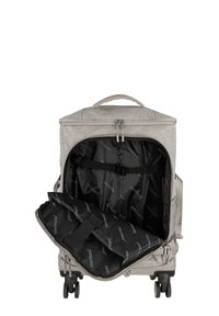 Graue Stoff-Reisetasche mit einer vorderen Reißverschlusstasche, Innenfächern und schwarzer Innenauskleidung mit einem wiederholten Logo-Muster. Vier Rollräder.