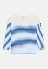 Λευκό μακρυμάνικο πουκάμισο με μπλε οριζόντιες ρίγες και ένα μικρό λογότυπο στο πάνω μέρος του αριστερού μανικιού.