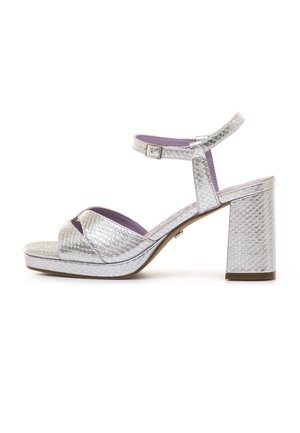Sandalo argento con tacco alto, motivo testurizzato, cinturino alla caviglia con fibbia, cinturini intrecciati sulle dita e tacco a blocco.