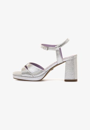 Sandalia plateada de tacón alto con patrón texturizado, correa en el tobillo con hebilla, correas cruzadas en la punta y tacón grueso.