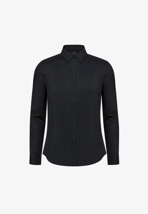 Czarna koszula z długim rękawem, wykonana z gładkiego materiału. Posiada zapięcie na guziki z przodu, wywinięty kołnierz oraz dopasowany krój, co nadaje jej elegancki wygląd.