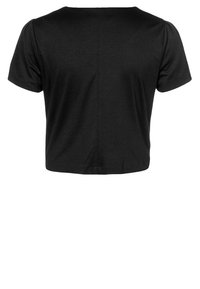 Svart kortärmad t-shirt med kort ärm, tillverkad av ett mjukt tyg. Har en enkel rund halsringning och subtila sömdetaljer på baksidan.