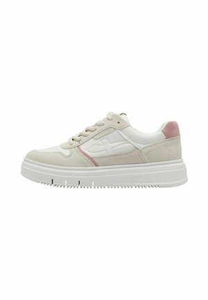 Lichtgekleurde sneaker met een mix van suede en lederen materialen, met een witte tussenzool, roze accenten en een gestructureerde rubberen zool.