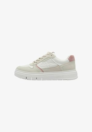 Lichtgekleurde sneaker met een mix van suede en lederen materialen, met een witte tussenzool, roze accenten en een gestructureerde rubberen zool.