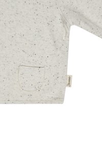 Hellgrauer Pullover mit schwarzen Sprenkeln, ausgestattet mit einer kleinen Tasche und einem Stoffetikett an der Seite. Weiche Textur und lässiges Design.