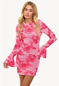 Vestido rosa con mangas largas y acampanadas, que presenta intrincados bordados florales en rosa más oscuro. La silueta ajustada realza el diseño.