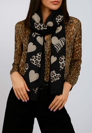 Sciarpa nera con grandi cuori beige e motivi leopardati, realizzata in morbido tessuto con bordi frangiati.
