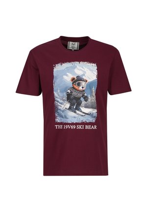 Dunkelrotes T-Shirt mit einer Grafik eines Bären, der in verschneiten Bergen Ski fährt, ausgestattet mit Skiausrüstung, mit dem Text "THE 19V69 SKI BEAR" darunter.