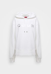 Sudadera blanca de tejido suave, con un bolsillo tipo canguro y un logo reflectante plateado en el pecho. Capucha ajustable con cordón.