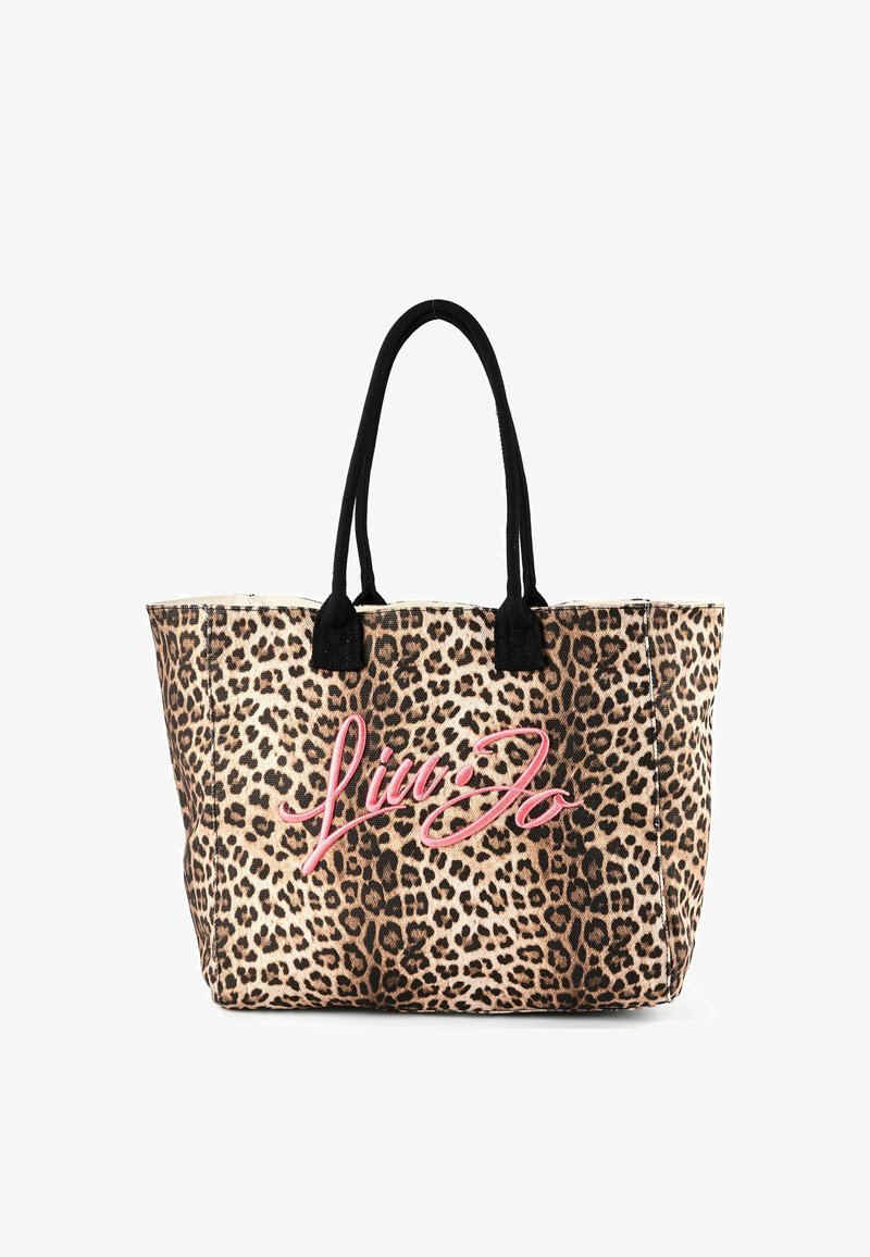 Bolso tote con tela de estampado de leopardo, asas negras y "Liu Jo" bordado en gran letra rosa en el frente.