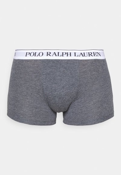 Pilkos boxer tipo apatinės kelnaitės su baltu elastingu juosteliu, ant kurio juodu šriftu užrašyta "POLO RALPH LAUREN". Pagamintos iš sklandžios, elastingos medžiagos.