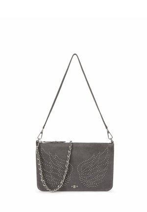 Sac à main en daim gris avec des clous argentés formant des motifs d'ailes, une chaîne argentée et une longue bandoulière, et un petit logo "B" sur le devant.