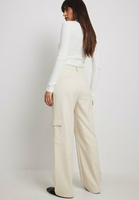 NA-KD Cargohose - cream