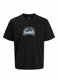 Czarna koszulka bawełniana z krótkim rękawem, z graficznym nadrukiem chmur i napisem "Życie jest teraz" w jasnoniebieskim kolorze na środku.