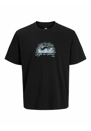 Schwarzes Baumwoll-T-Shirt mit kurzen Ärmeln, das einen grafischen Druck von Wolken und den Text "Life is Now" in Hellblau in der Mitte zeigt.