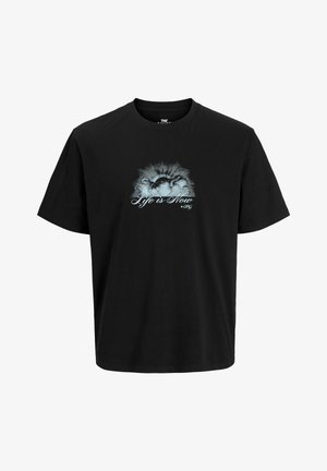 Černé bavlněné tričko s krátkými rukávy, které má na přední straně grafický potisk oblaků a text "Život je teď" v světle modré barvě uprostřed.