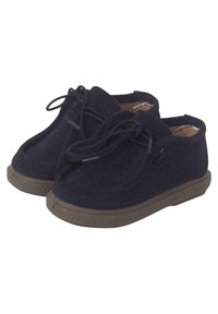 Scarpe in suede blu navy con design a punta rotonda, cuciture sottili e un interno morbido. Presentano lacci scuri e una suola in gomma testurizzata.