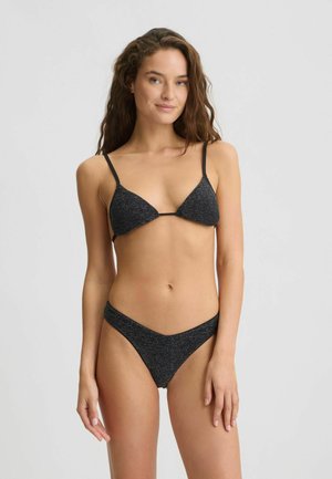 Zwarte bikini van een textuur met sprankelend materiaal, met een driehoekige top en een laag gesneden, V-vormige onderkant. Verstelbare bandjes ronden het ontwerp af.